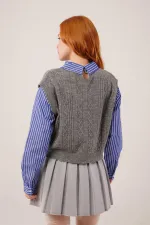 Pull en maille gris en gros avec détails aux manches et au col
