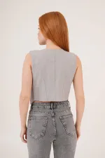 Gilet gris boutonné à col en V et coupe triangulaire en gros