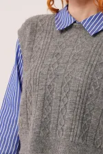 Pull en maille gris en gros avec détails aux manches et au col