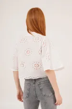 Önden Bağlamalı Delik Geçiş Detaylı Beyaz Crop Toptan Gömlek