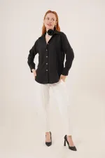 Chemise noire en gros avec détails de lignes fines