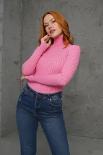 Pull rose tricoté à col roulé et détails côtelés, en gros