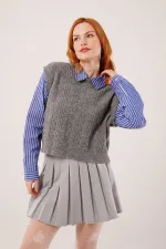 Pull en maille gris en gros avec détails aux manches et au col