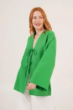 Tunique verte en gros avec détail de cravate sur le devant et manches espagnoles