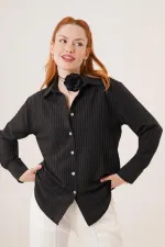 Chemise noire en gros avec détails de lignes fines