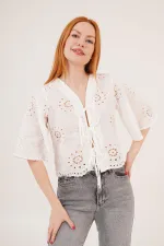 Önden Bağlamalı Delik Geçiş Detaylı Beyaz Crop Toptan Gömlek