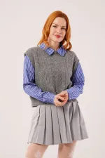 Pull en maille gris en gros avec détails aux manches et au col