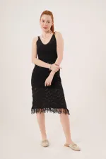 Robe noire ajourée à col en V et détails à pompons