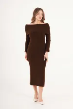 Robe en maille café à col Madonna en gros