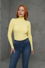 Pull jaune tricoté à col roulé et détails côtelés, vente en gros