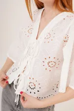 Önden Bağlamalı Delik Geçiş Detaylı Beyaz Crop Toptan Gömlek