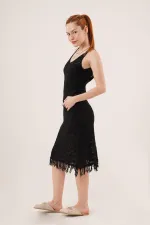 Robe noire ajourée à col en V et détails à pompons