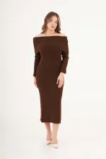 Robe en maille café à col Madonna en gros