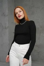 Pull noir tricoté à col roulé et détails côtelés, en gros