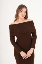 Robe en maille café à col Madonna en gros