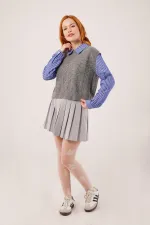 Pull en maille gris en gros avec détails aux manches et au col