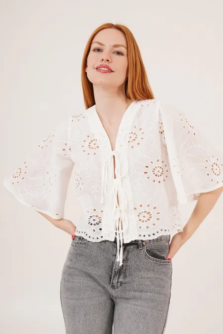 Önden Bağlamalı Delik Geçiş Detaylı Beyaz Crop Toptan Gömlek