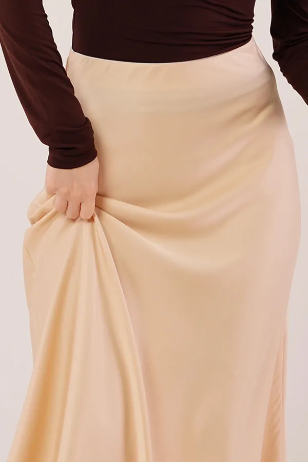 Jupe midi en satin crème à coupe cloche en gros