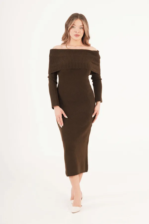 Robe en maille café à col Madonna en gros