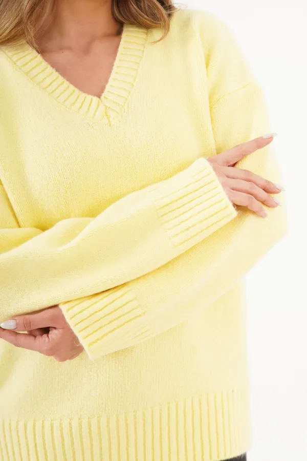 Pull jaune à col V et côtes épaisses en gros