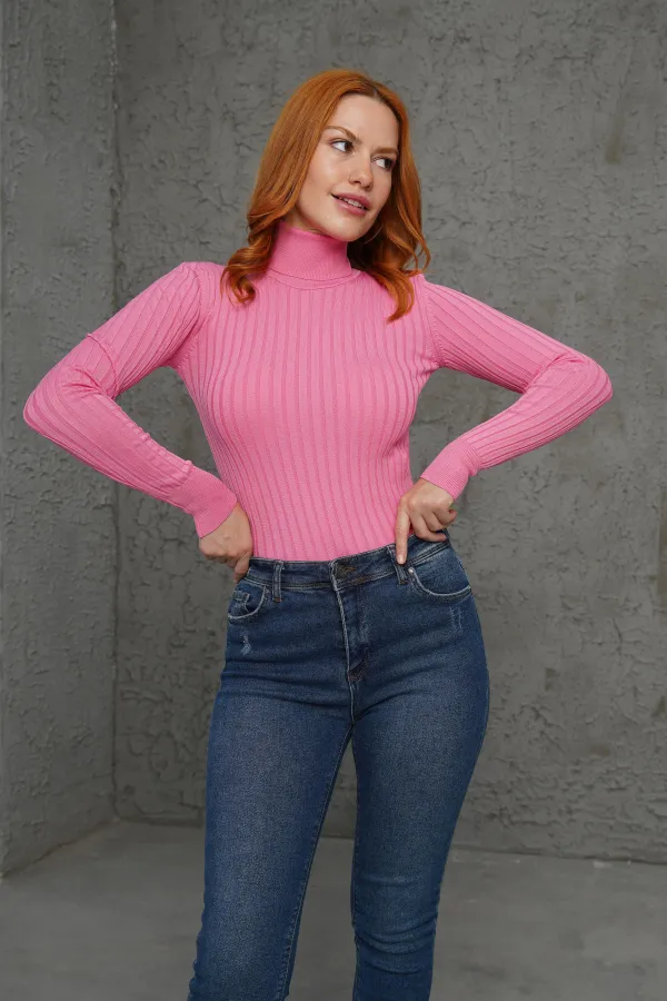 Pull rose tricoté à col roulé et détails côtelés, en gros