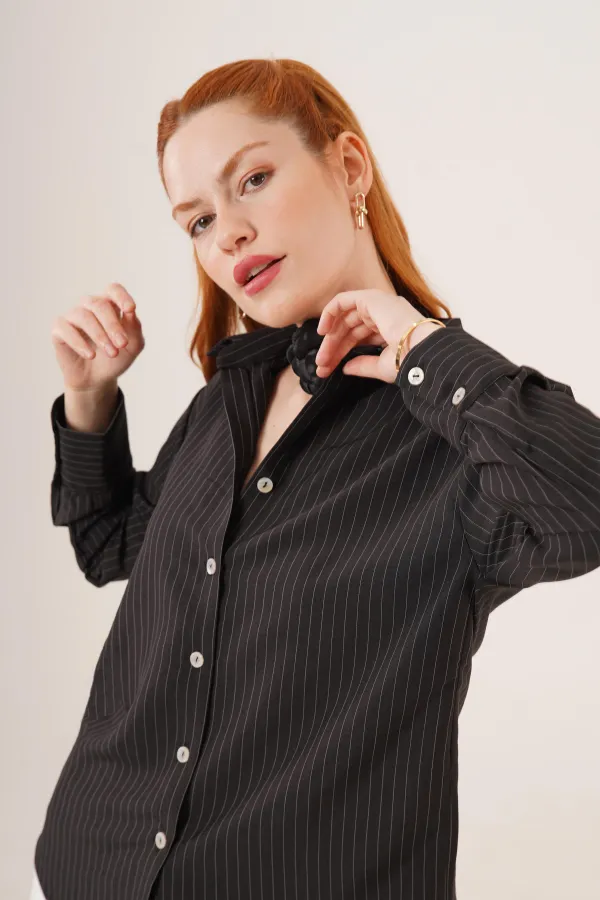 Chemise noire en gros avec détails de lignes fines