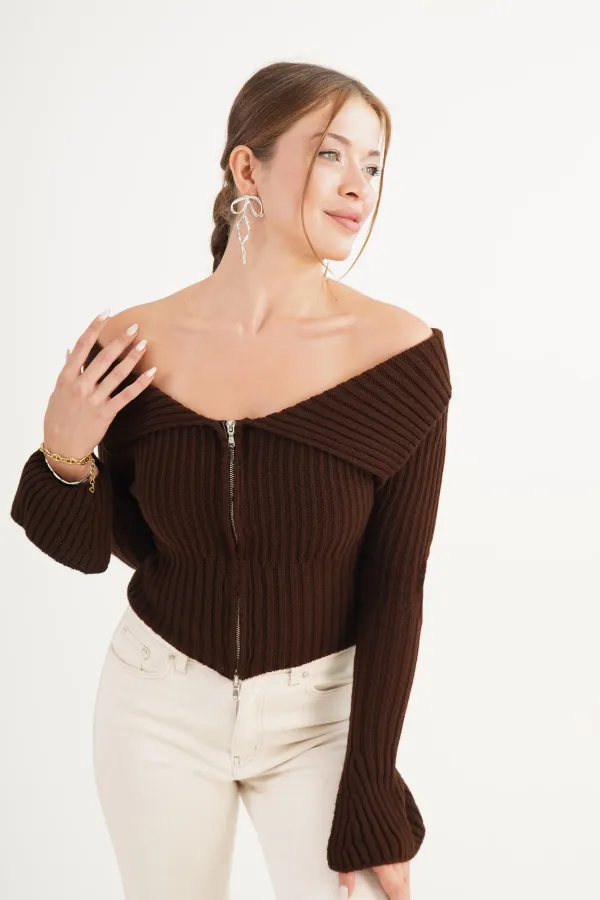 Blouse en tricot marron à col Madonna et fermeture éclair intégrale en gros