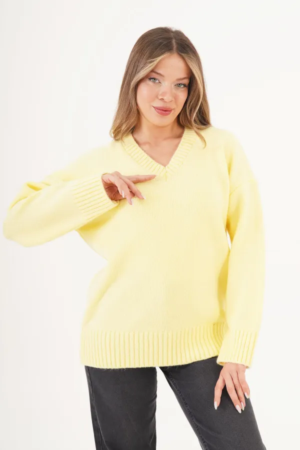Pull jaune à col V et côtes épaisses en gros