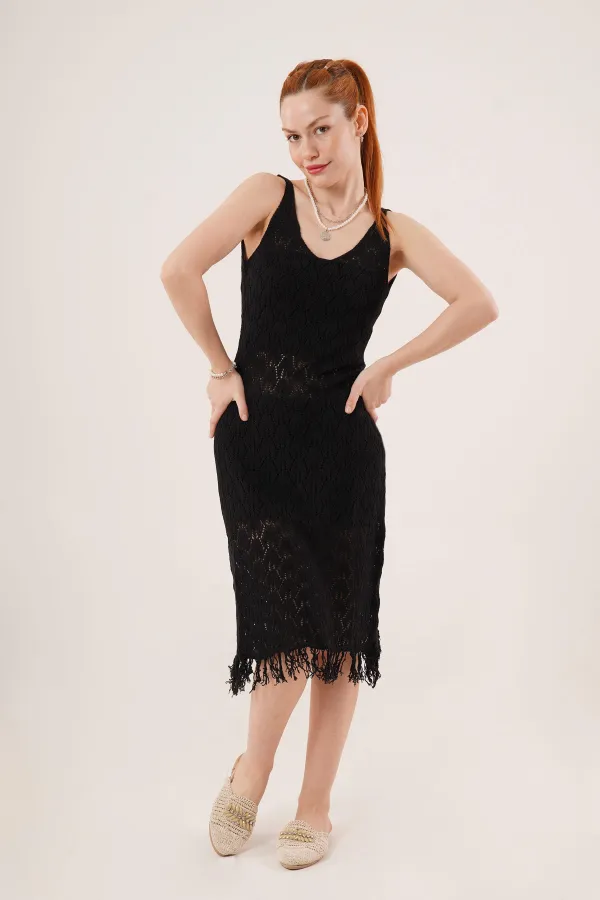 Robe noire ajourée à col en V et détails à pompons