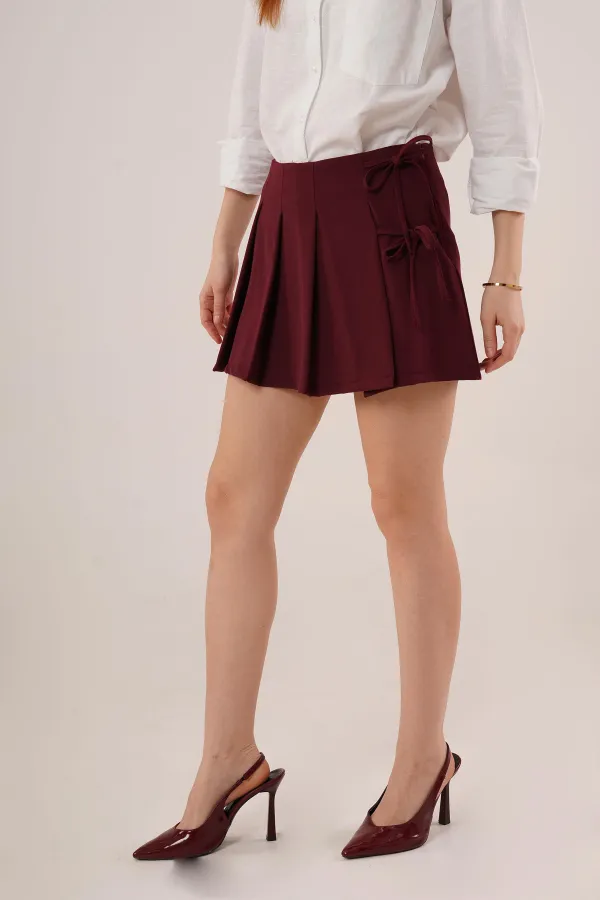 Mini-jupe courte bordeaux en gros avec devant plissé et détails de cravate sur le côté