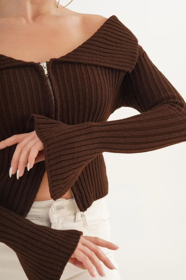 Blouse en tricot marron à col Madonna et fermeture éclair intégrale en gros