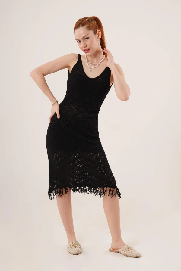 Robe noire ajourée à col en V et détails à pompons