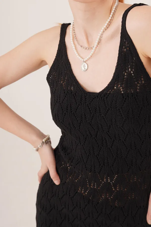 Robe noire ajourée à col en V et détails à pompons