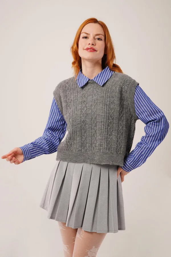 Pull en maille gris en gros avec détails aux manches et au col