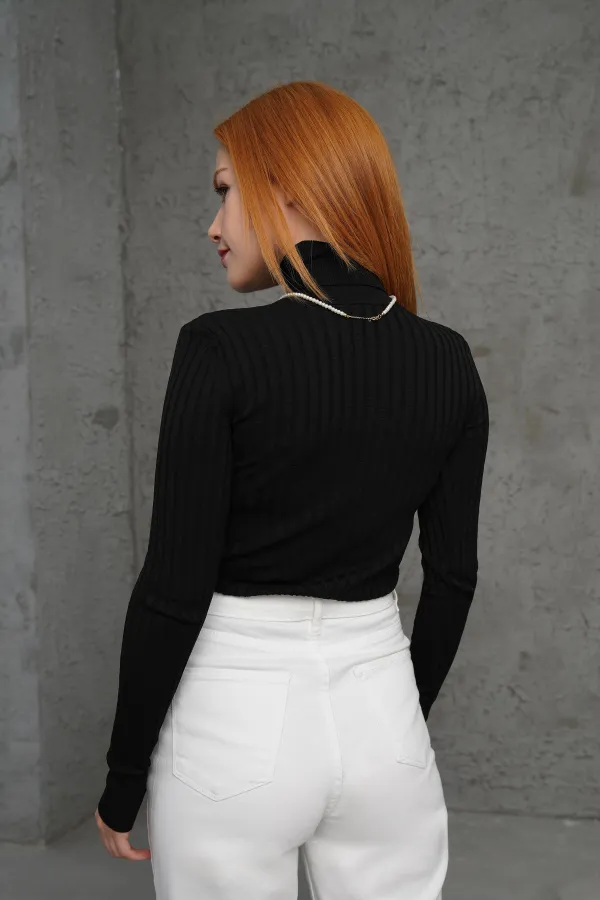 Pull noir tricoté à col roulé et détails côtelés, en gros