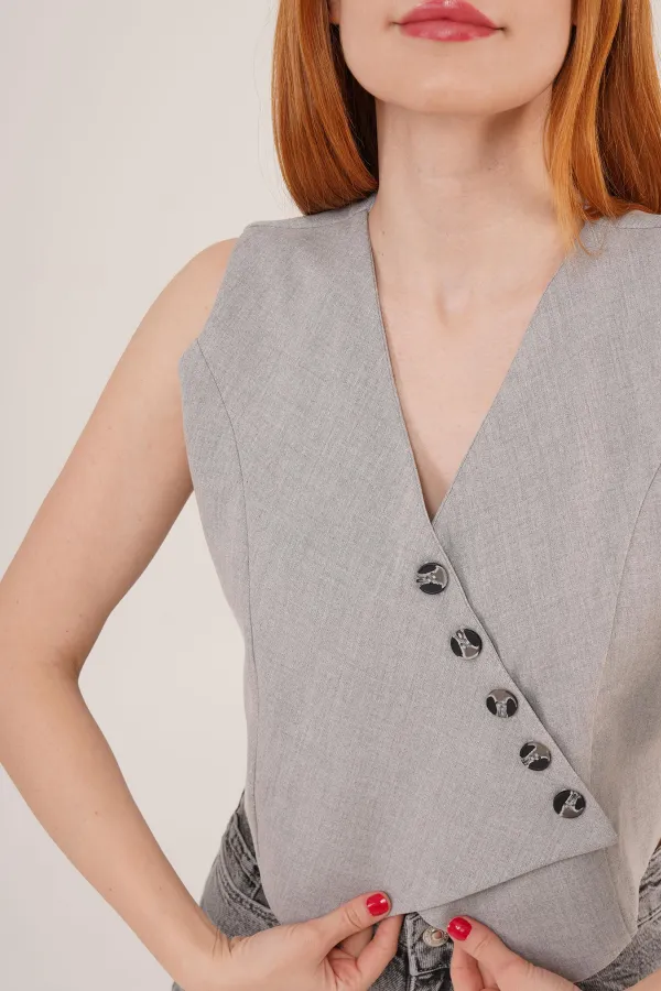 Gilet gris boutonné à col en V et coupe triangulaire en gros