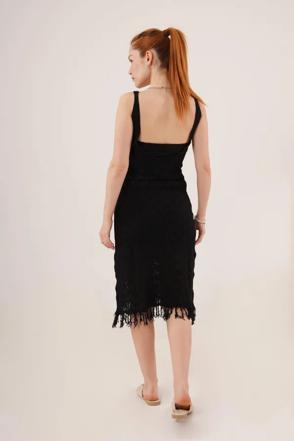 Robe noire ajourée à col en V et détails à pompons