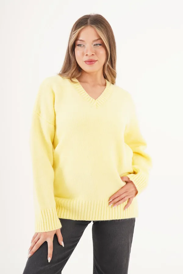 Pull jaune à col V et côtes épaisses en gros