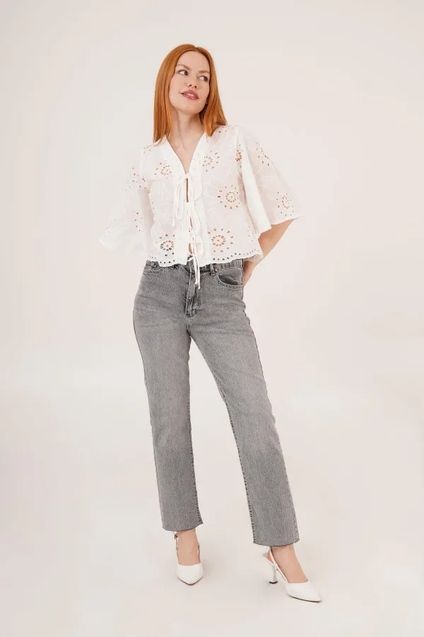 Önden Bağlamalı Delik Geçiş Detaylı Beyaz Crop Toptan Gömlek