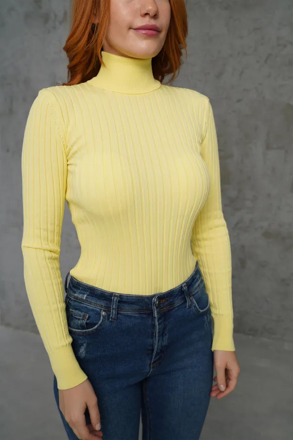 Pull jaune tricoté à col roulé et détails côtelés, vente en gros