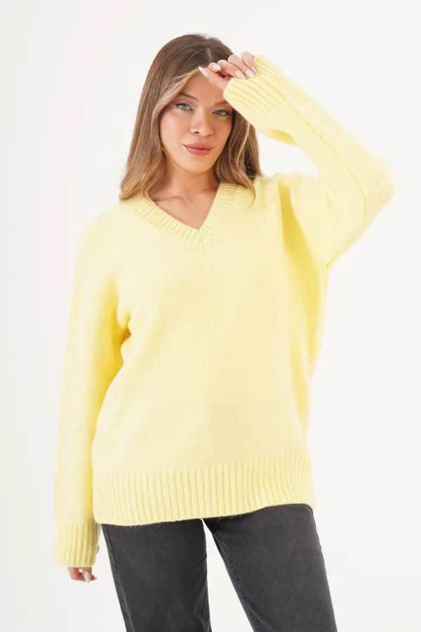 Pull jaune à col V et côtes épaisses en gros