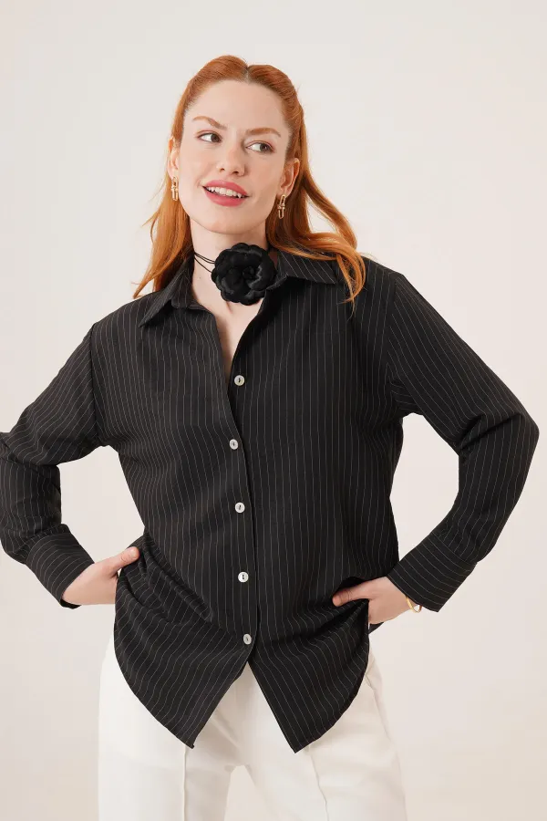 Chemise noire en gros avec détails de lignes fines