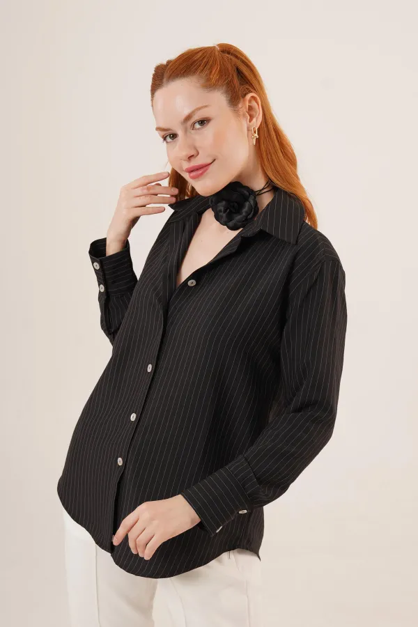 Chemise noire en gros avec détails de lignes fines