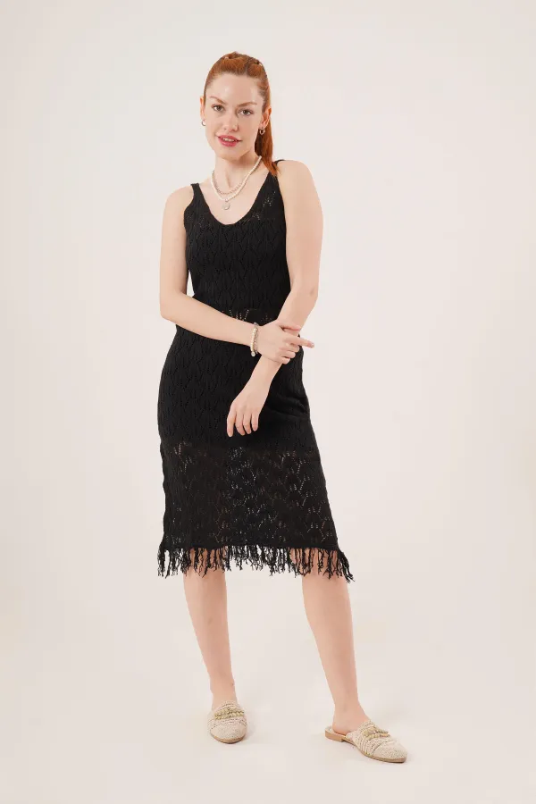 Robe noire ajourée à col en V et détails à pompons