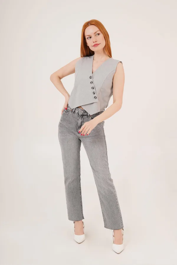 Gilet gris boutonné à col en V et coupe triangulaire en gros