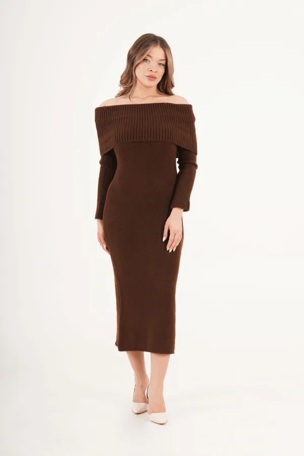 Robe en maille café à col Madonna en gros