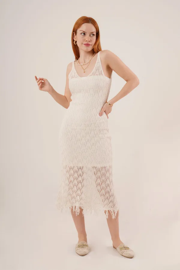 Robe ajourée à col en V et détails à pompons couleur crème en gros