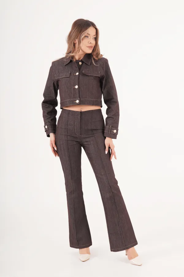 Veste et pantalon en denim café à boutons dorés