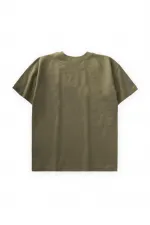 T-shirt détaillé avec étiquette, couleur olive, pour enfant de 8 à 12 ans.