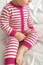 Salopette rayée en maille fuchsia pour bébé de 0 à 3 ans
